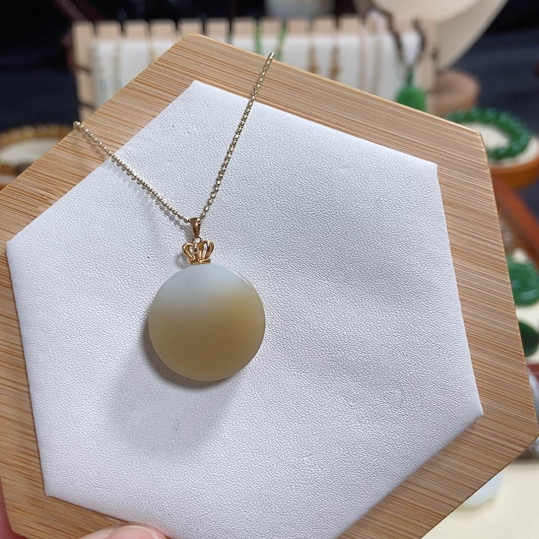 和田玉吊坠(赠链)18K金镶嵌春**花