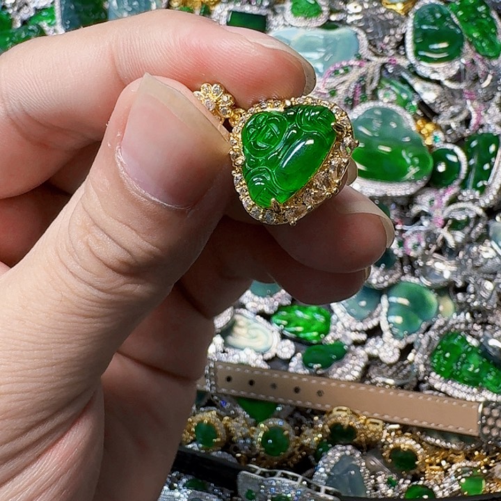 翡翠颈饰未镶嵌天然A货翡翠放漏