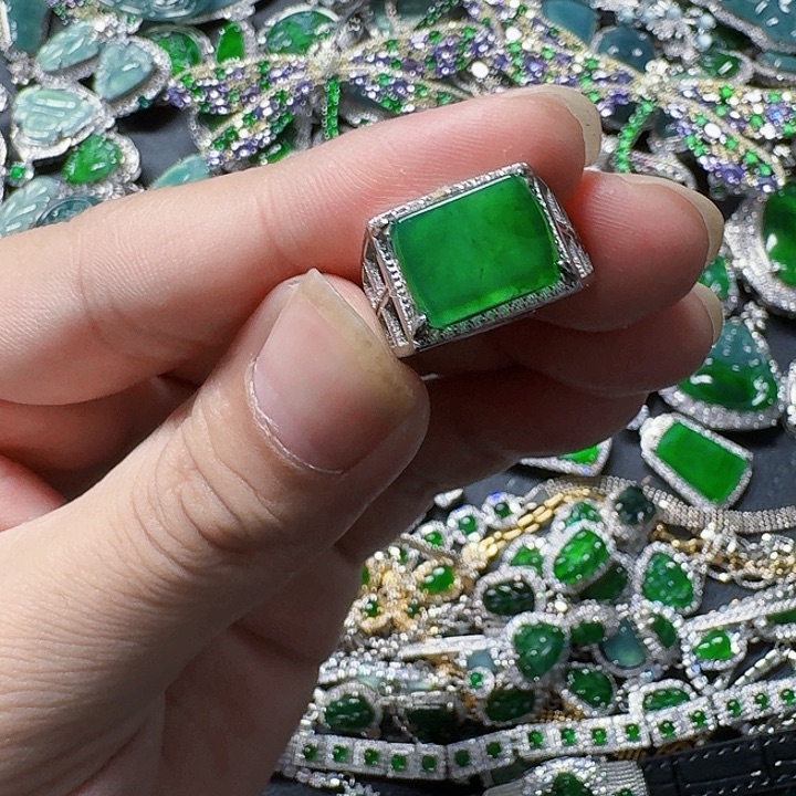 翡翠颈饰未镶嵌天然A货翡翠放漏