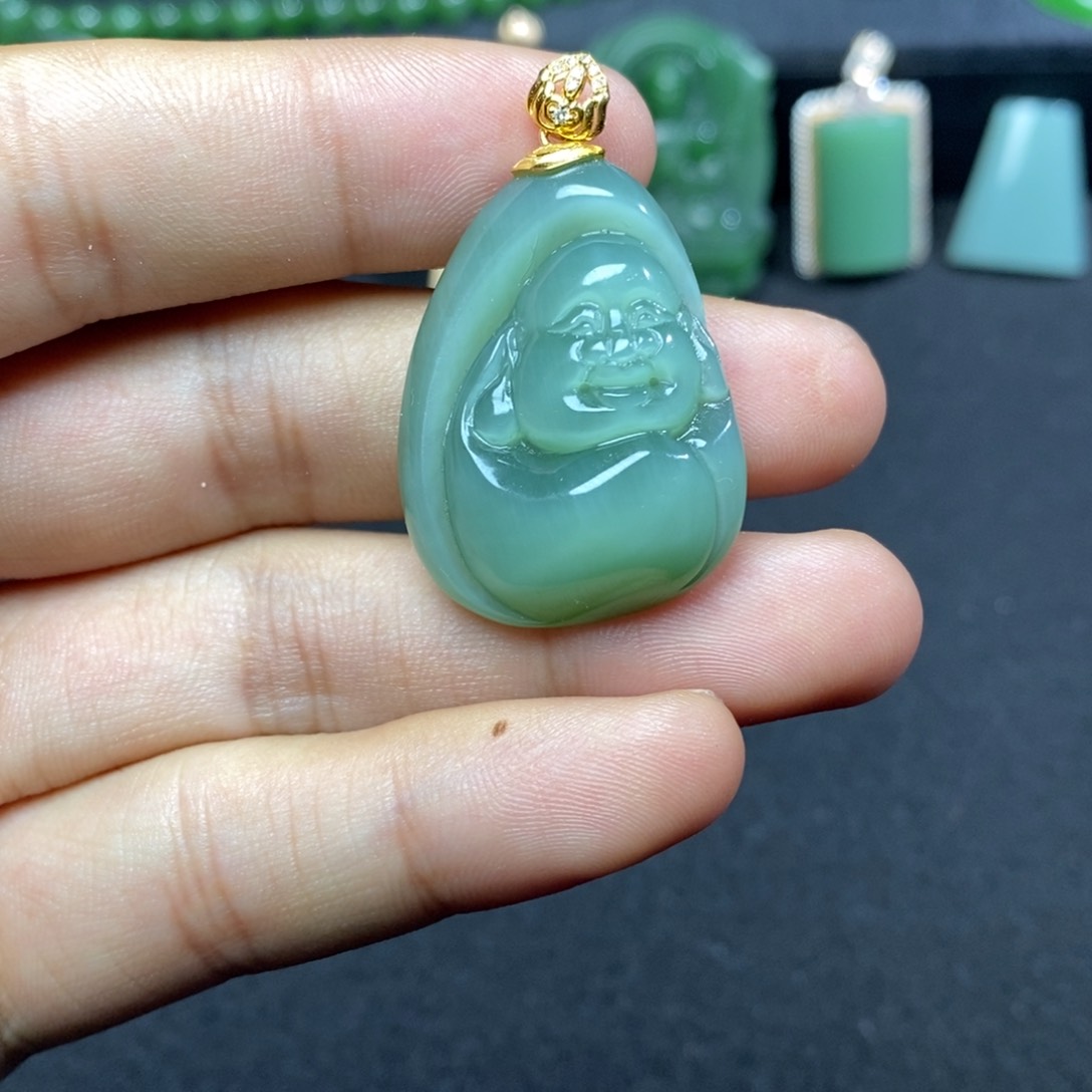 颈饰18K金镶嵌和田玉（碧玉）