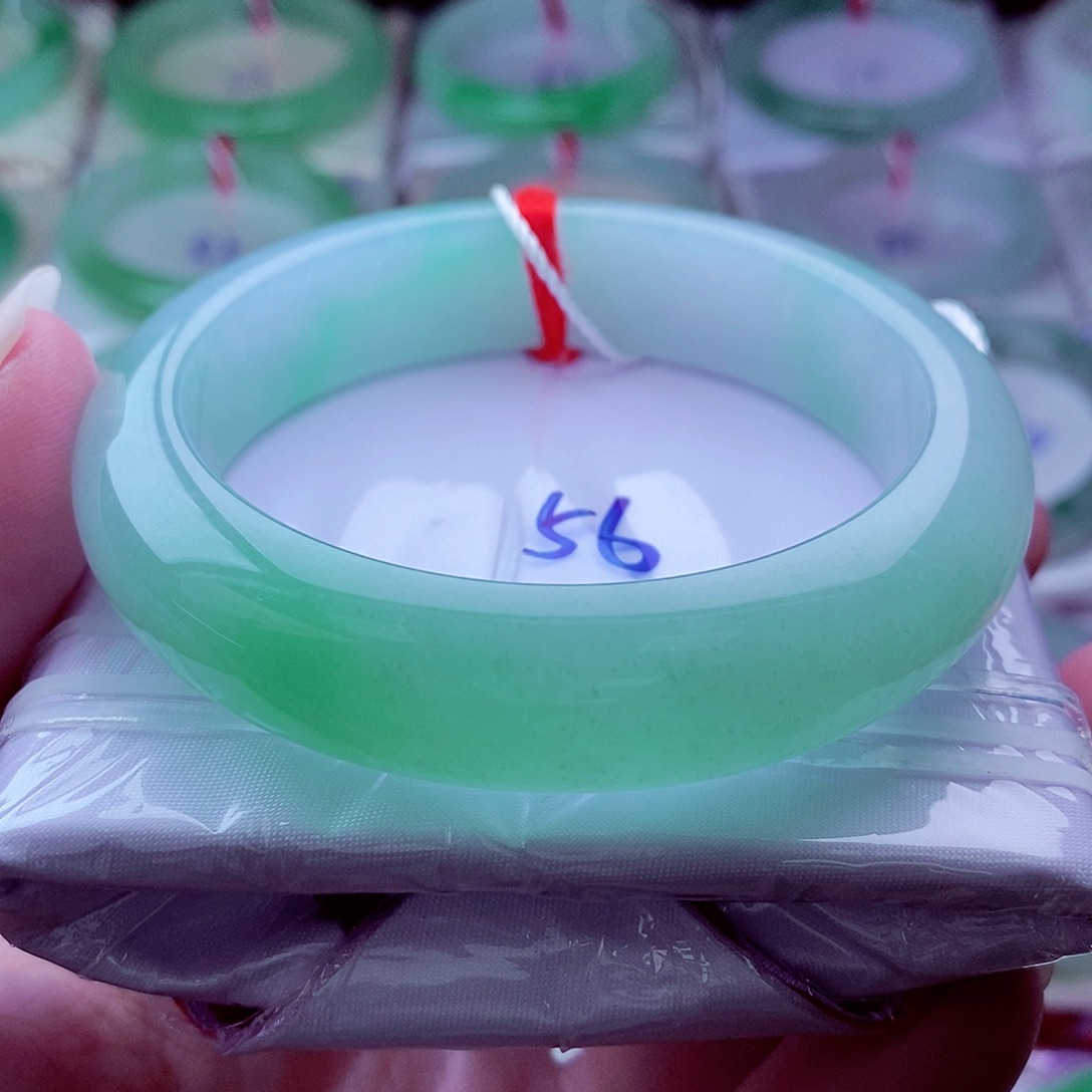 翡翠未镶嵌手镯330翠绿大轮胎冰润细腻半山半水