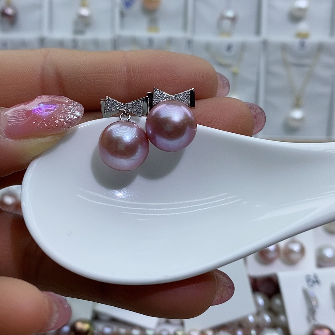 淡水珍珠吊坠(赠链)银S925镶嵌蔓**猪