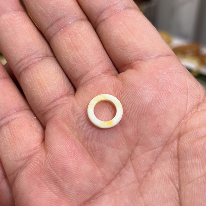 蜜蜡未镶嵌手链微瑕瓷白溶洞跑环内径8.4mm