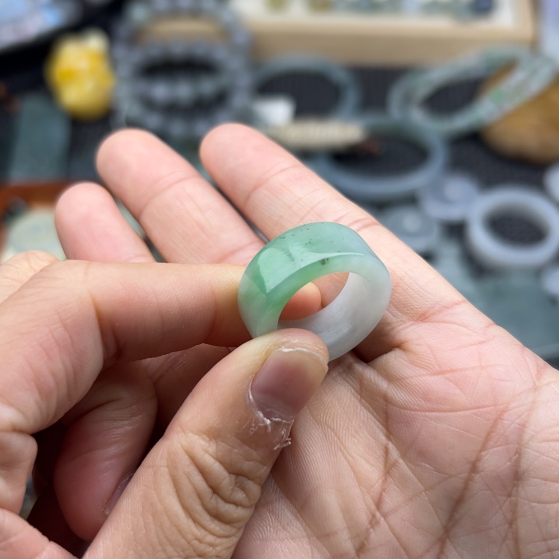 颈饰未镶嵌翡翠戒圈