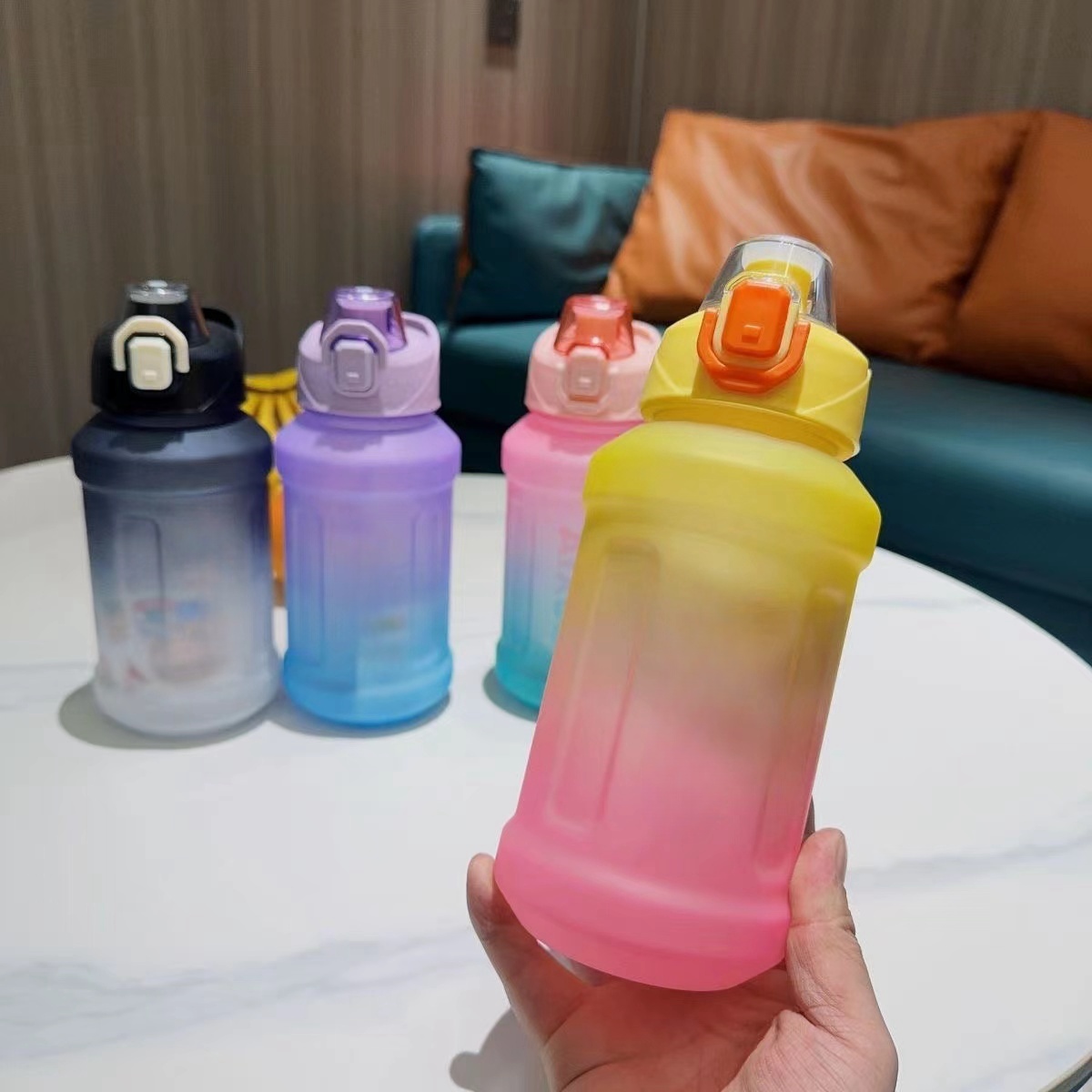 新款渐变胖墩吸管带提手时尚运动水杯(1000ml)Z0278