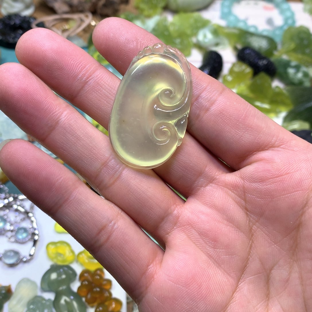 岫玉颈饰未镶嵌如意