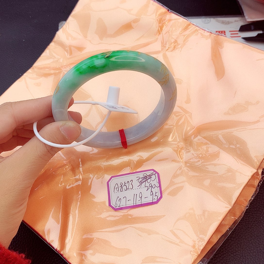 翡翠手镯未镶嵌翡翠