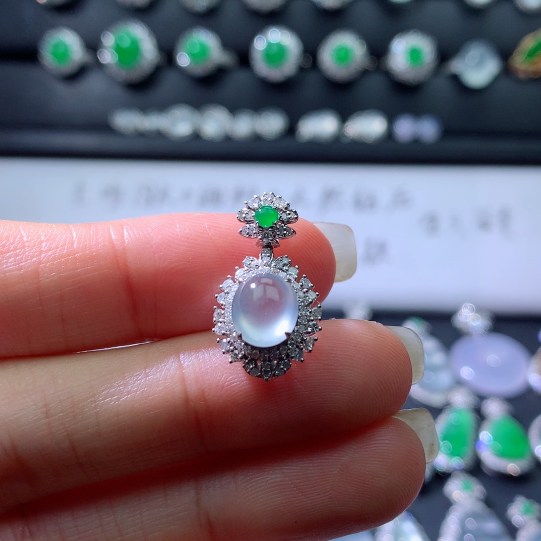 颈饰18K金镶嵌翡翠伴钻