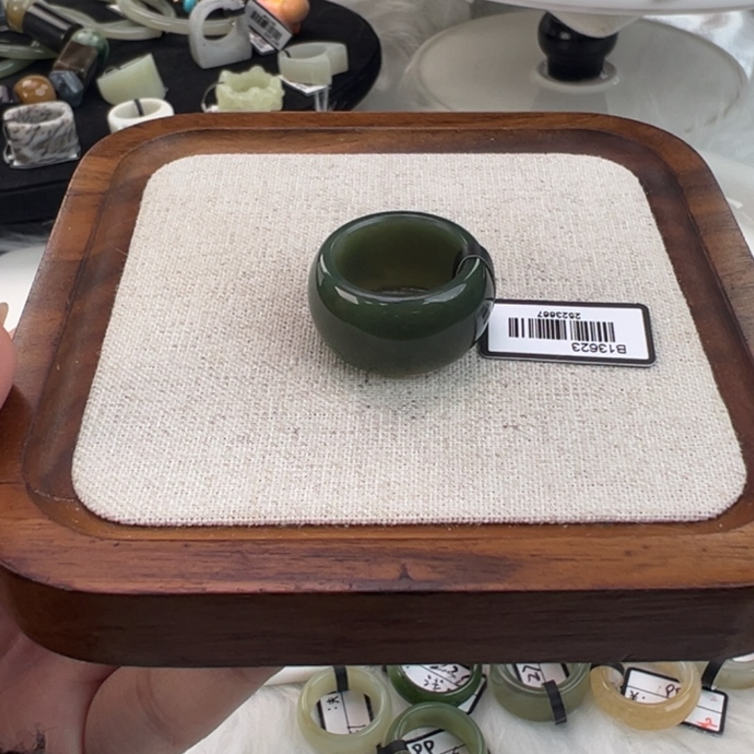 和田玉未镶嵌戒指w14墨绿轮胎18.4不退换