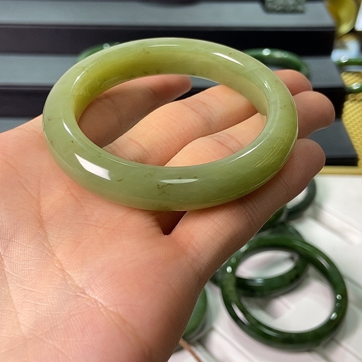 子***菱和田玉未镶嵌手镯