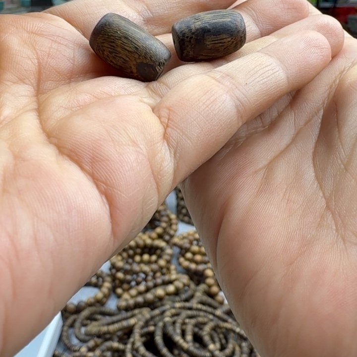 m***1沉香香囊沉香树心珠2个1.7克