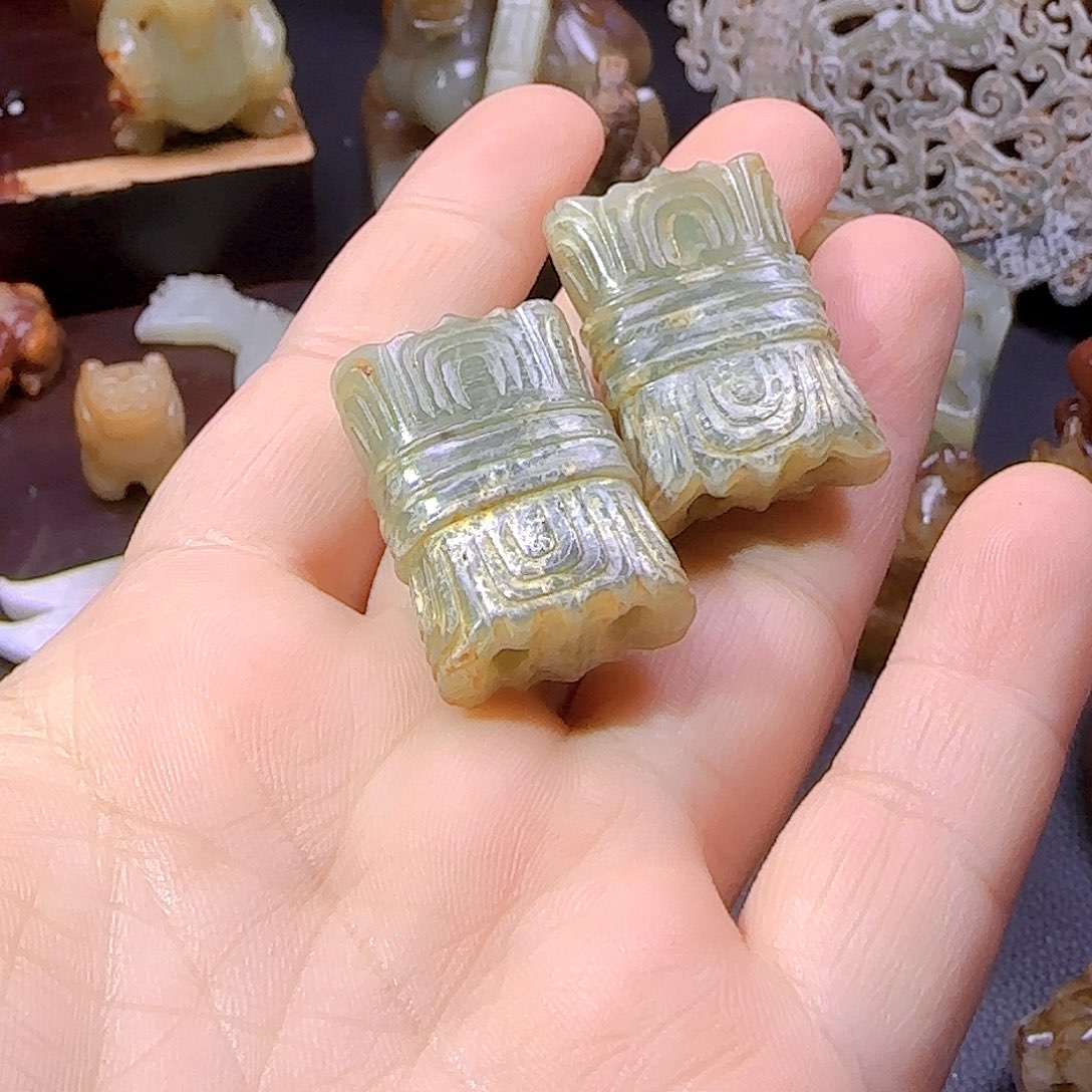 未镶嵌和田玉挂件雨**虹