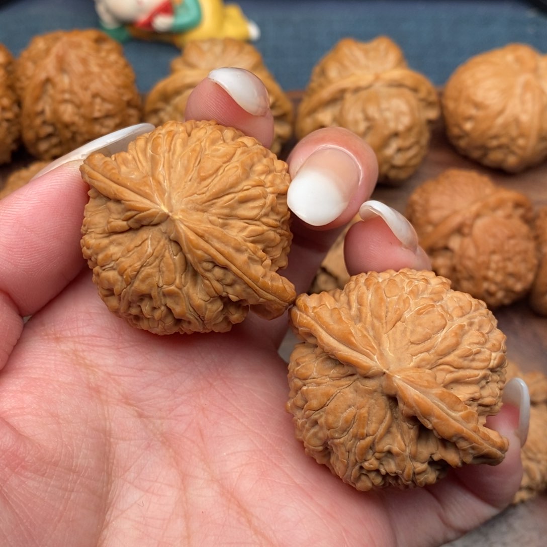 文玩核桃把件全品，老树无药白狮子42