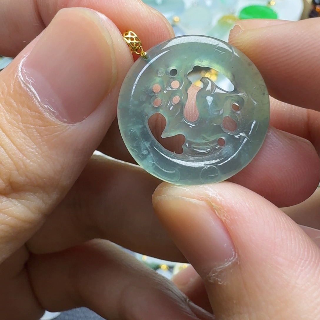 颈饰18K金镶嵌翡翠小鹿