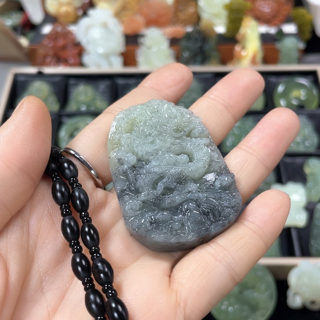 蛇纹石玉颈饰未镶嵌