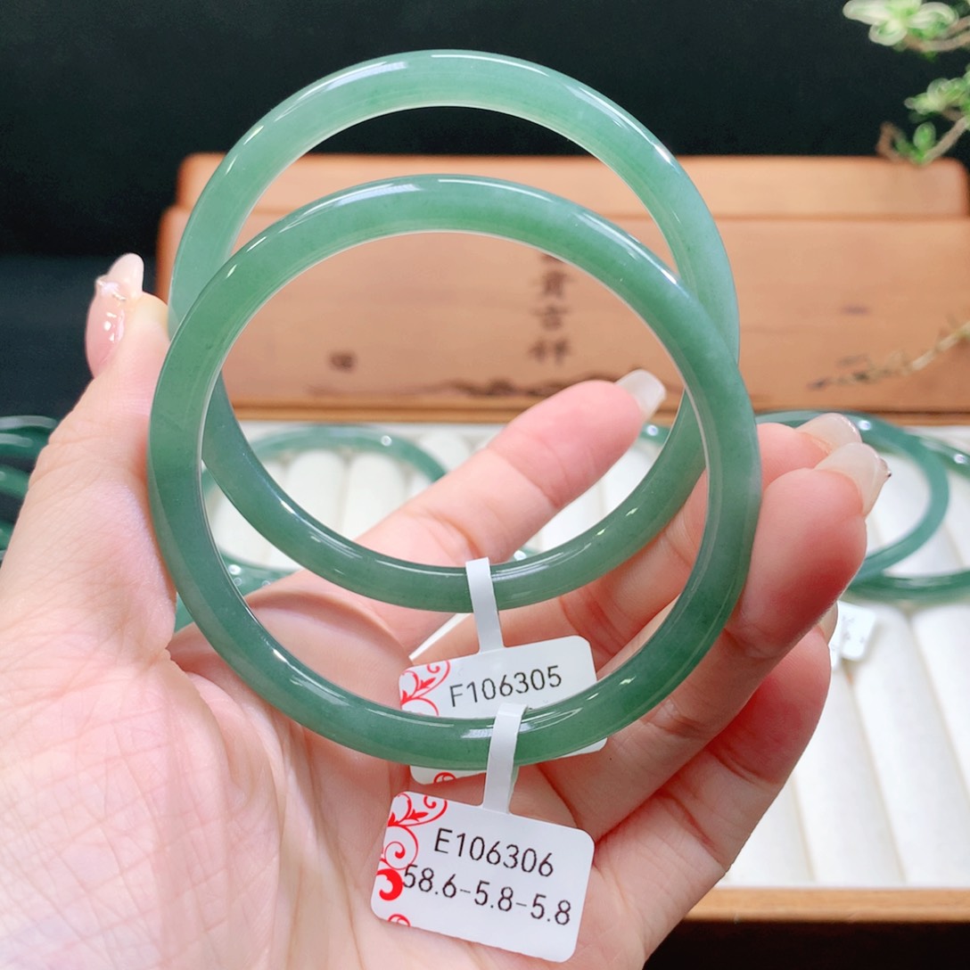 翡翠手镯未镶嵌天然