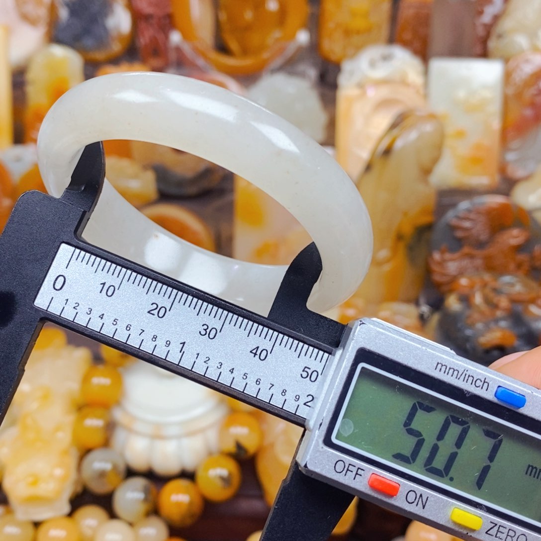 石英质玉（黄龙玉）颈饰未镶嵌