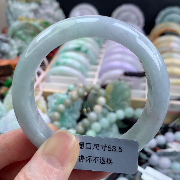翡翠手镯未镶嵌吊坠