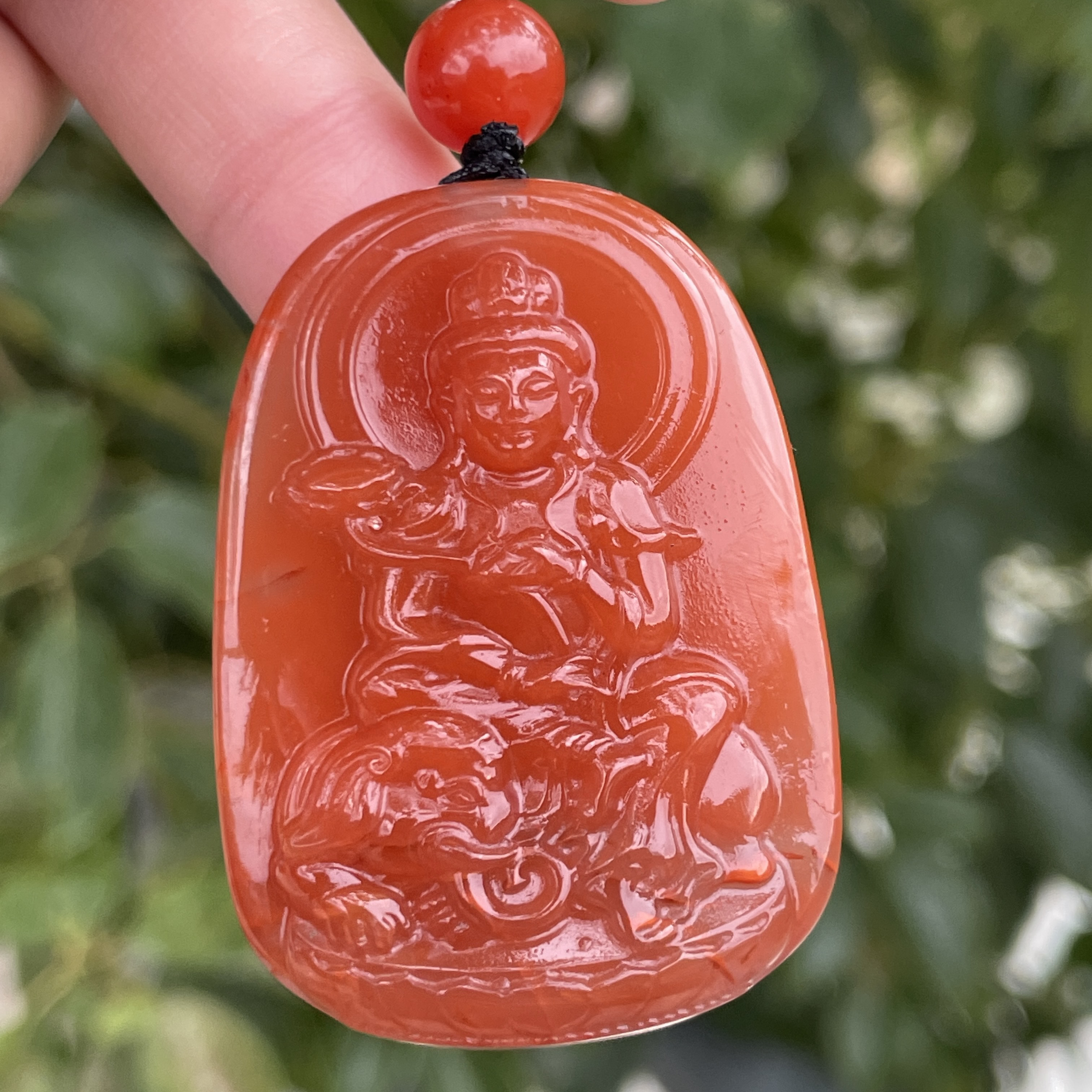 精品南红普贤吊坠，颜色红润，精工雕刻，尺寸34x47x10mm