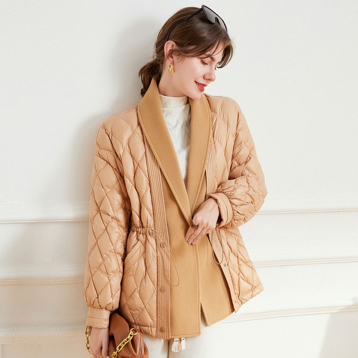 白鹿语冬款拼接毛呢抽绳休闲羽绒服气质保暖外套女WBX36016