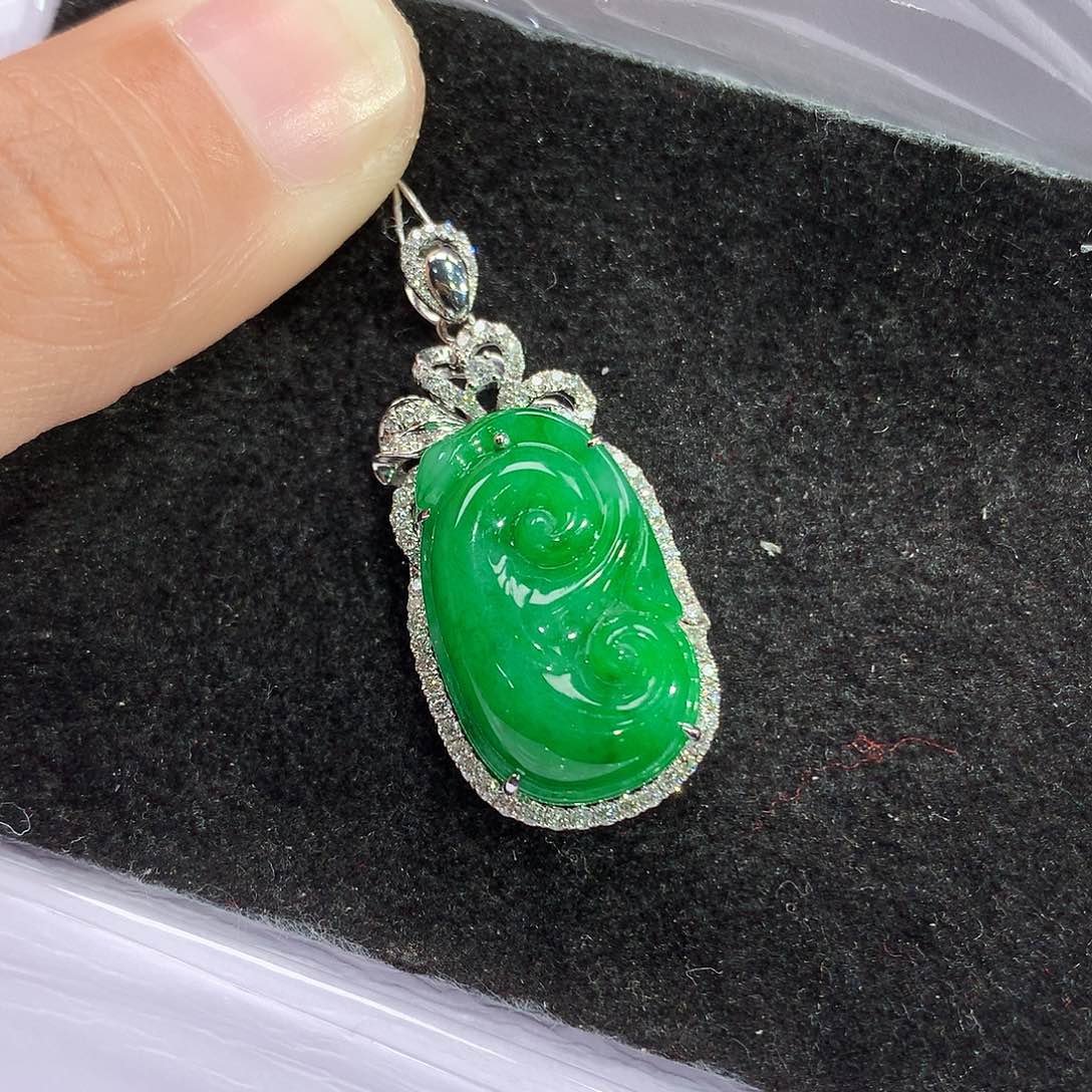 翡翠吊坠(赠链)18K金镶嵌