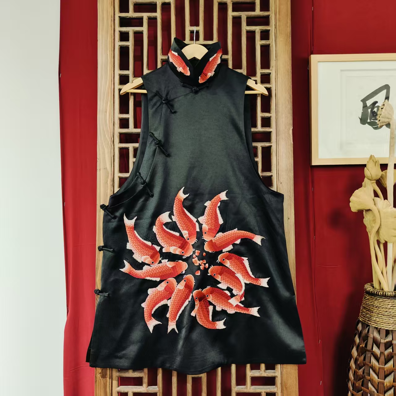 （LS753-13）凤徕兮定制黑色光板底红鱼刺绣花盆领中长盘扣马甲
