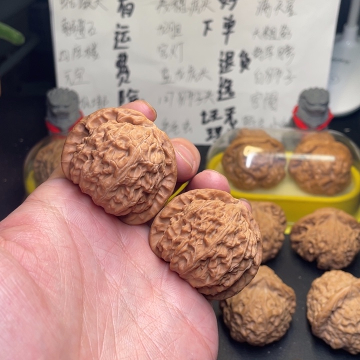 文玩核桃吊坠半***熟球白130