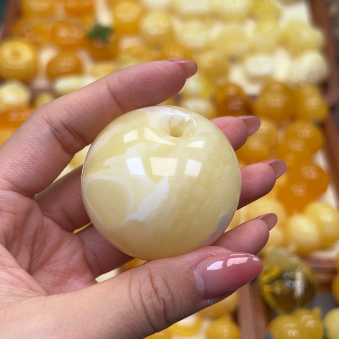 甜***甜琥珀未镶嵌颈饰蜜蜡