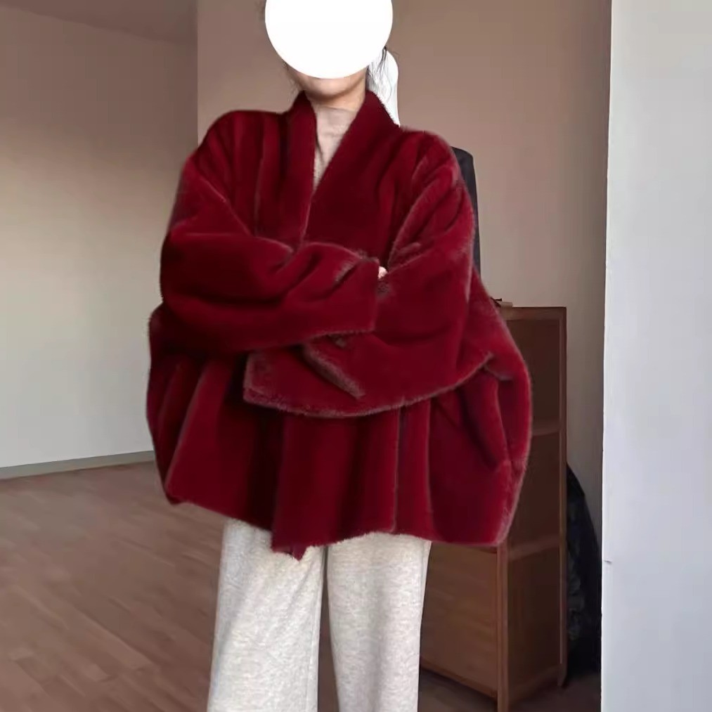 2025冬季新款“鸽子血”红色贵气阔版蝙蝠袖披肩式貂绒毛毛外套女