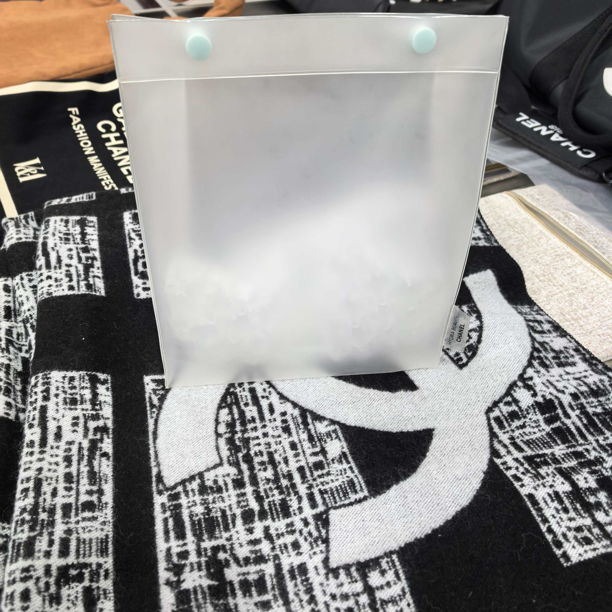 香奈儿【K431】【两件】礼赠秋冬季礼赠羊绒女百搭加厚披肩刷包化妆包