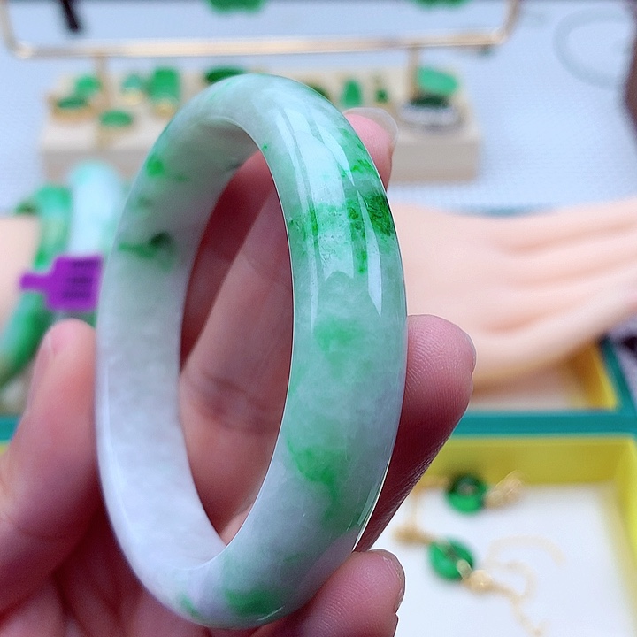 翡翠手镯未镶嵌翡翠