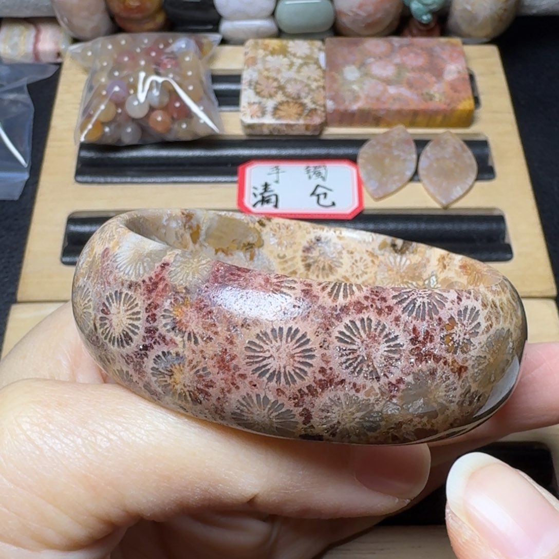 硅化玉55：1镯2戴有点骨骼，盘盘未镶嵌