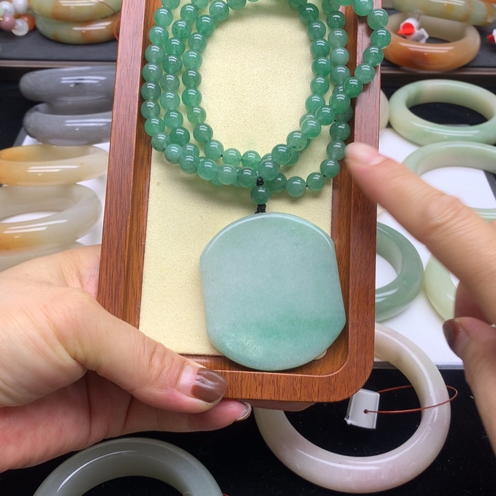 颈饰未镶嵌石英质玉