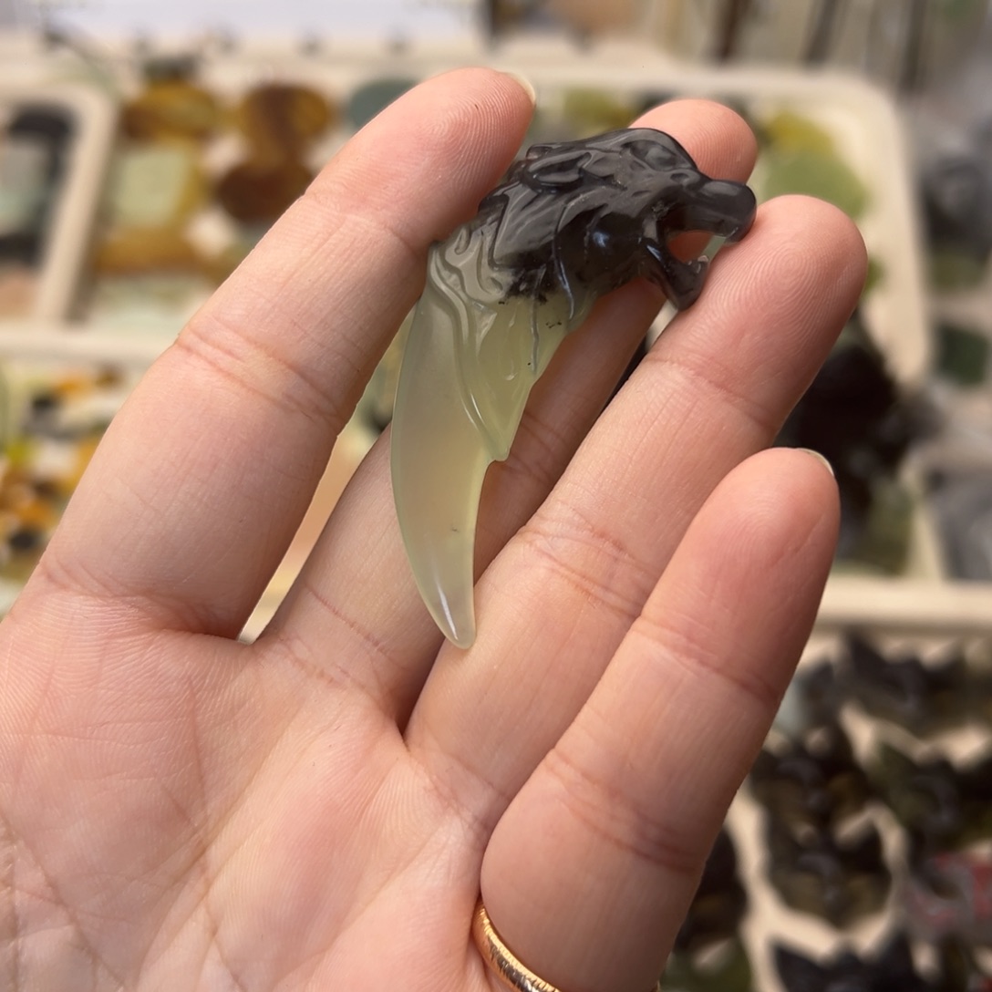 蛇纹石玉颈饰合金