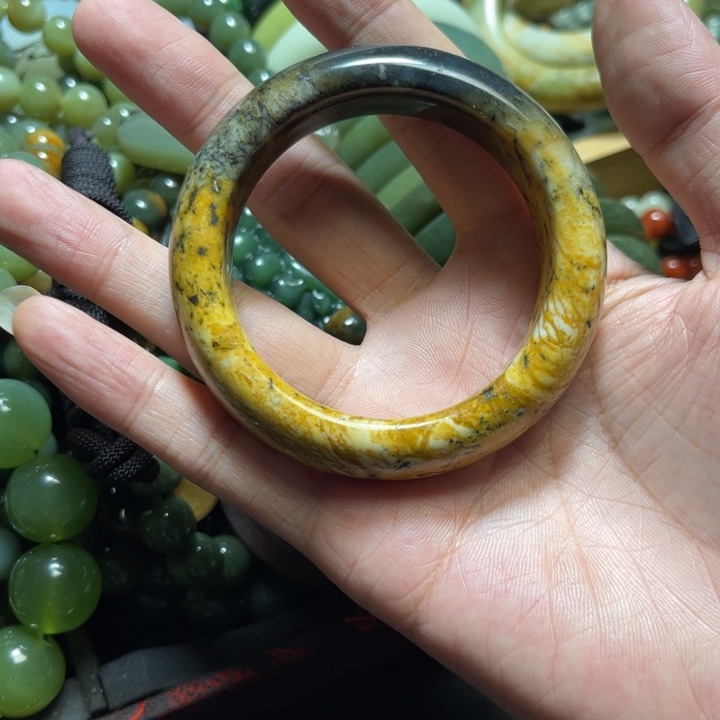 蛇纹石玉未镶嵌手镯