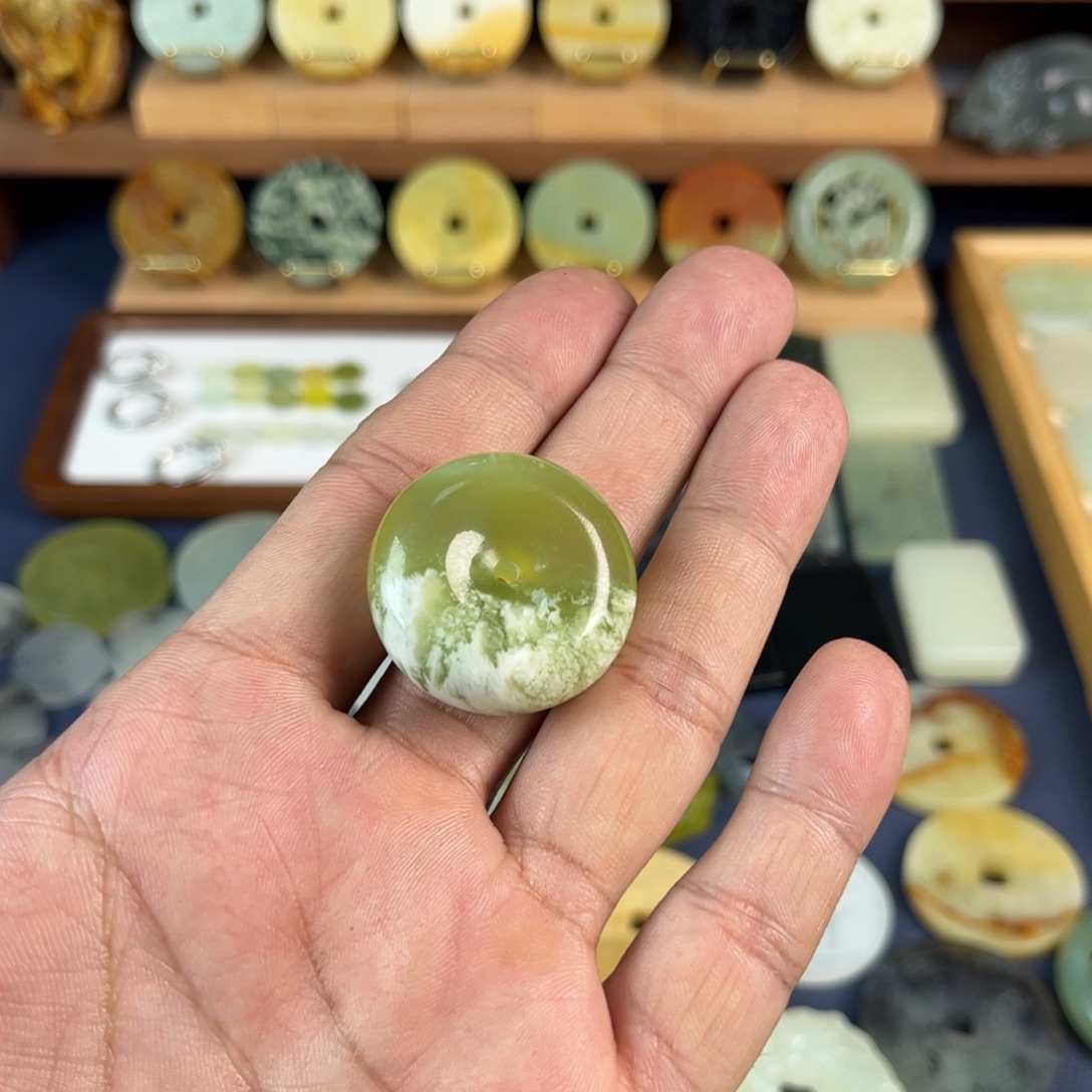 两****蛇纹石玉未镶嵌颈饰