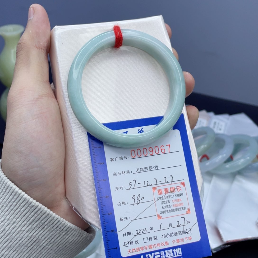 翡翠手镯未镶嵌翡翠手镯