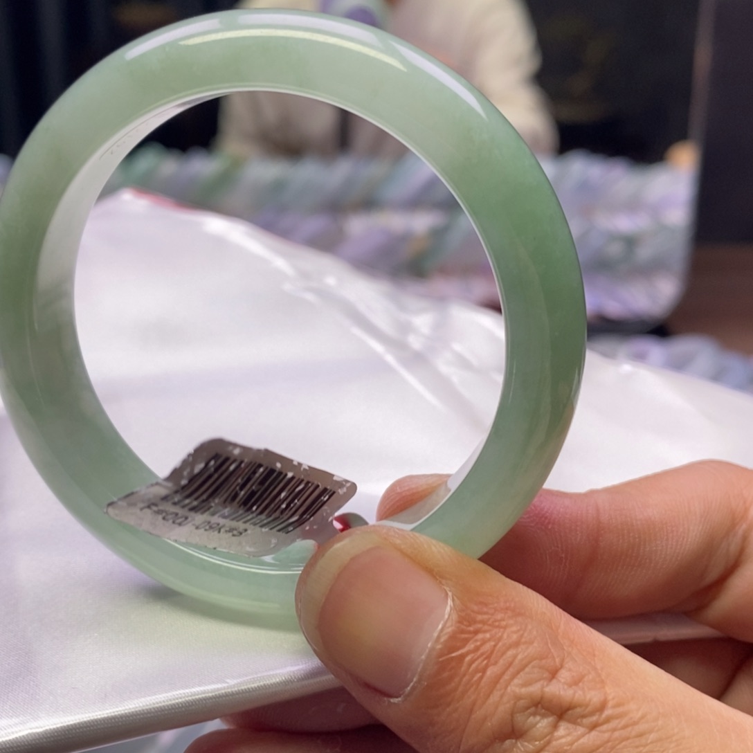 翡翠手镯未镶嵌是***姐纯天然缅甸翡翠手镯