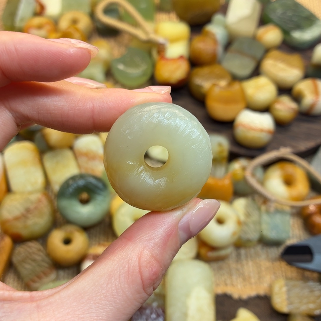 小***灰蛇纹石玉未镶嵌颈饰