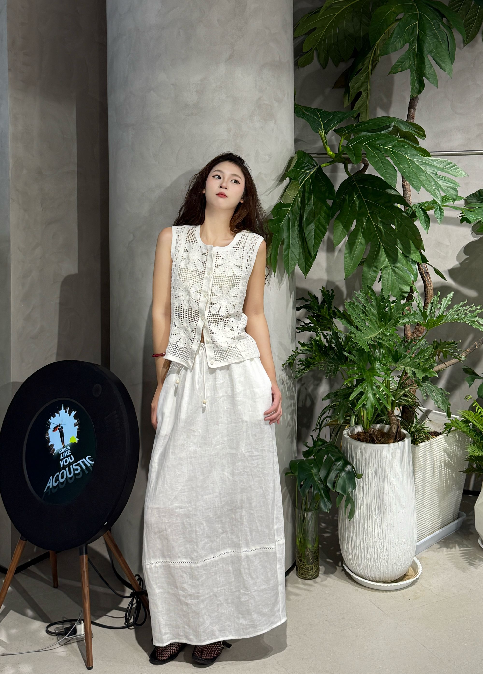 花朵针织马甲+棉麻半裙