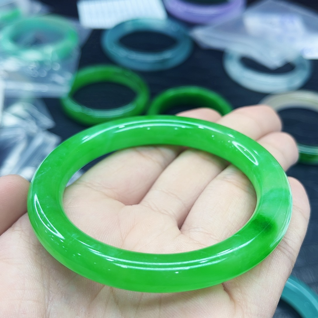 翡翠手镯未镶嵌微****养多样性