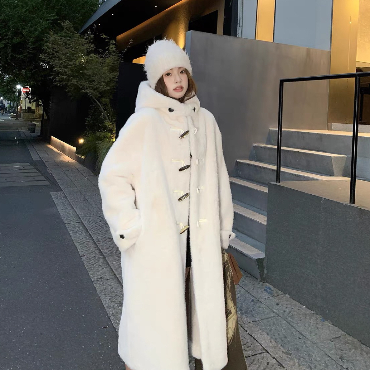 2024牛角扣连帽长款大衣时尚保暖轻奢外套毛毛外套长款带帽外套