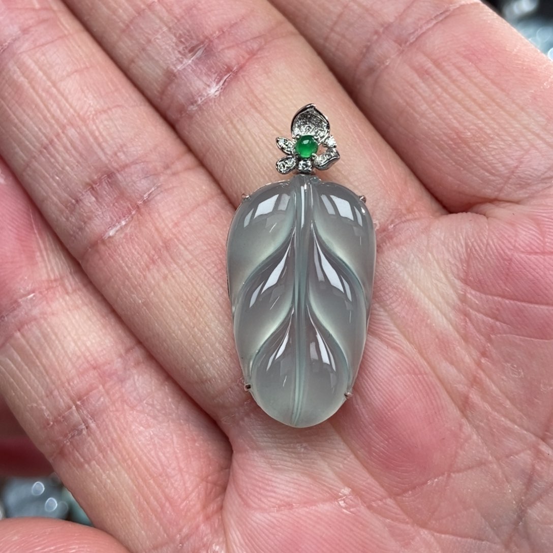 颈饰18K金镶嵌翡翠叶子