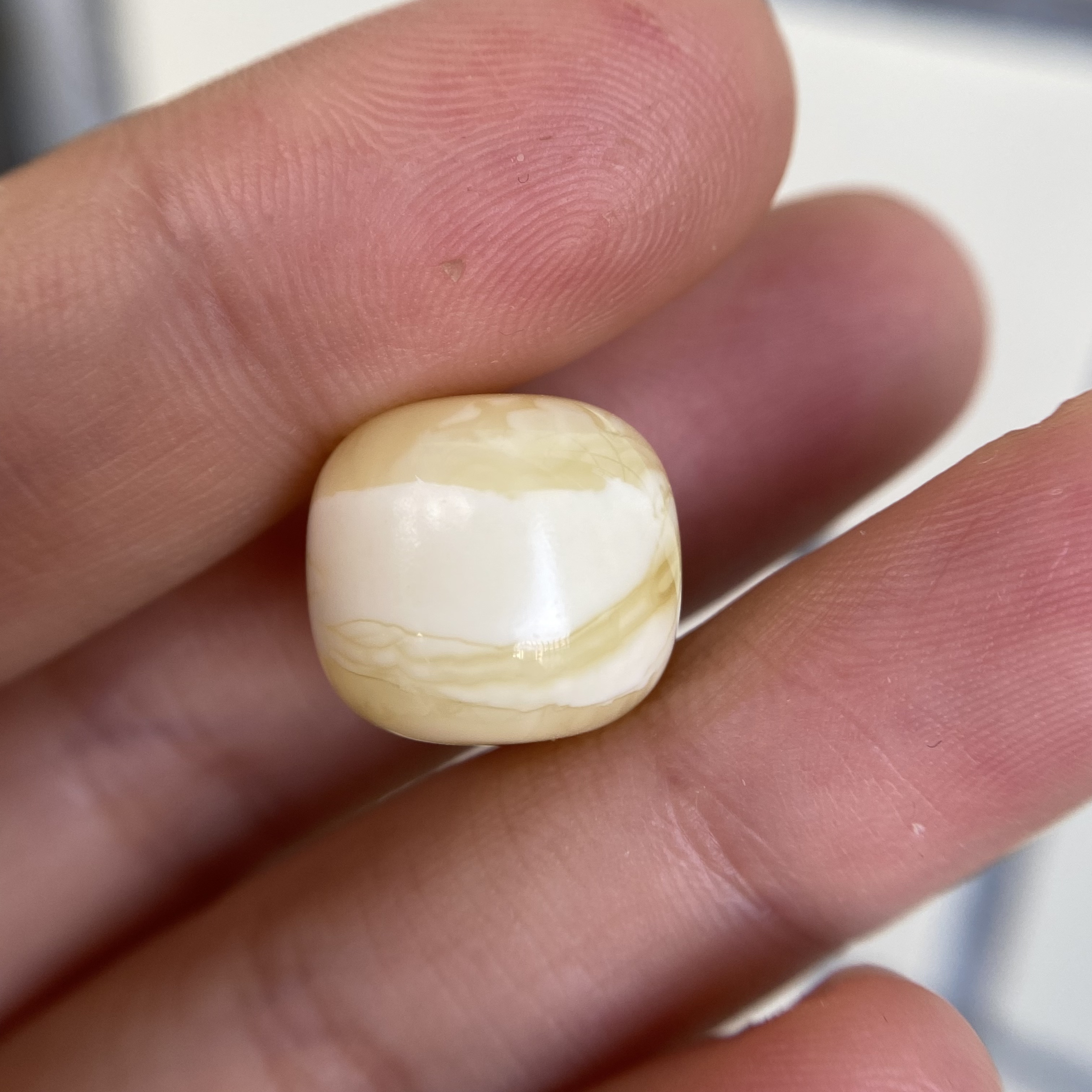 蜜蜡奶白黄蜡沁色老型配饰14.5×13.5mm，一边孔丁点小眼