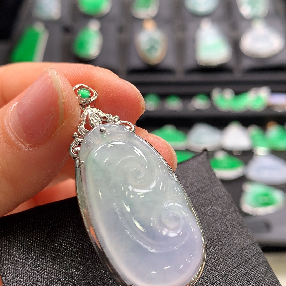 翡翠18K金镶嵌颈饰如意