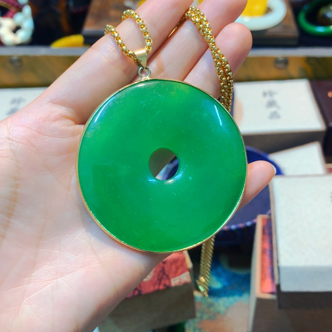 翡翠颈饰未镶嵌噢噢哦噢哦噢哦噢哦