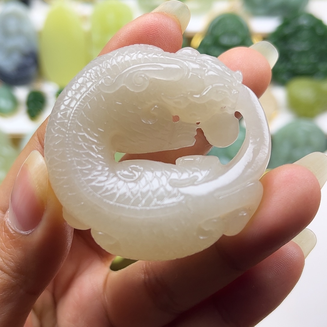 和田玉未镶嵌颈饰藕粉