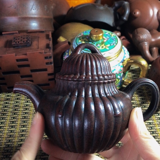 紫砂茶壶原矿泥料手工制作的紫砂壶。