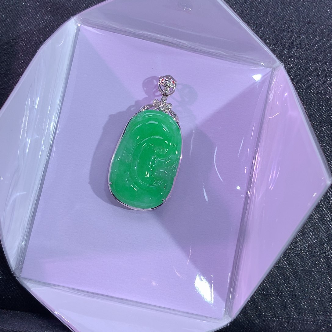 翡翠吊坠(赠链)18K金镶嵌