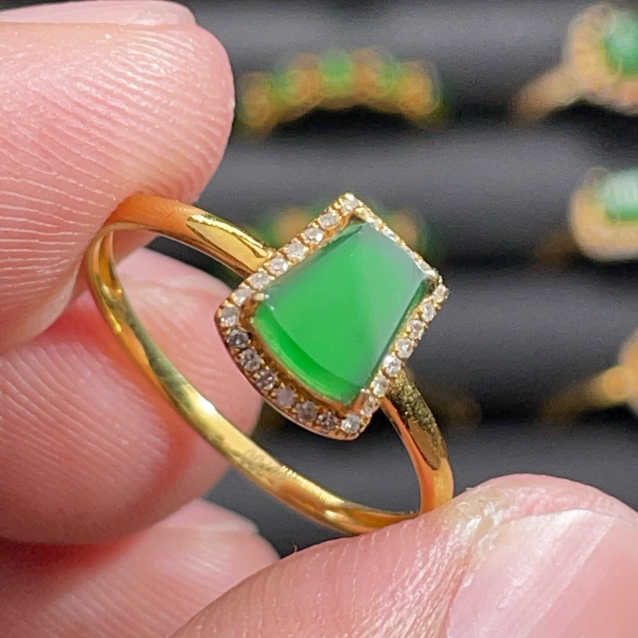18K金天然翡翠A货-1680方块满绿戒指K黄阳绿镶嵌钻石珠宝玉石梯形